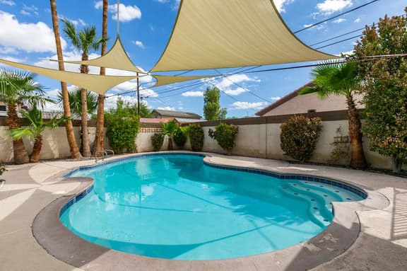Vegas Oasis - Image 1